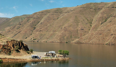 Go Northwest photo of Brownlee Reservoir.