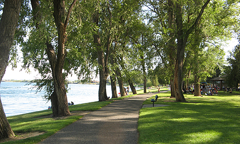 Walk path in Howard Amon Park